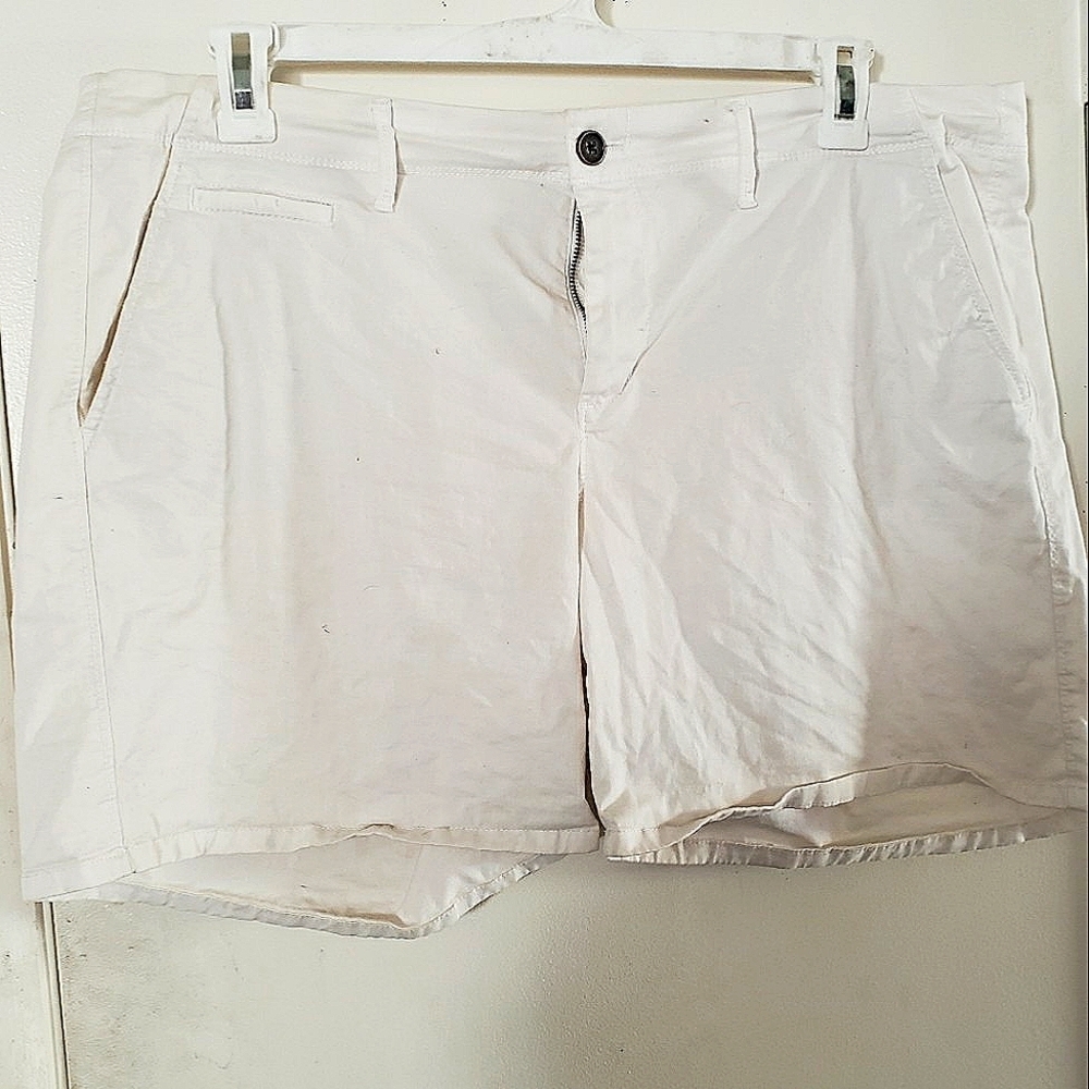 Old Navy White 5 Pocket Shorts Size 16